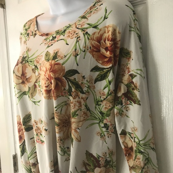 Reb & J Size M Bottom Tie Floral Top! - Picture 3 of 4